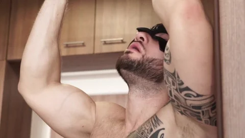 Maskurbate - Muscled Peter Lipnik first time shared